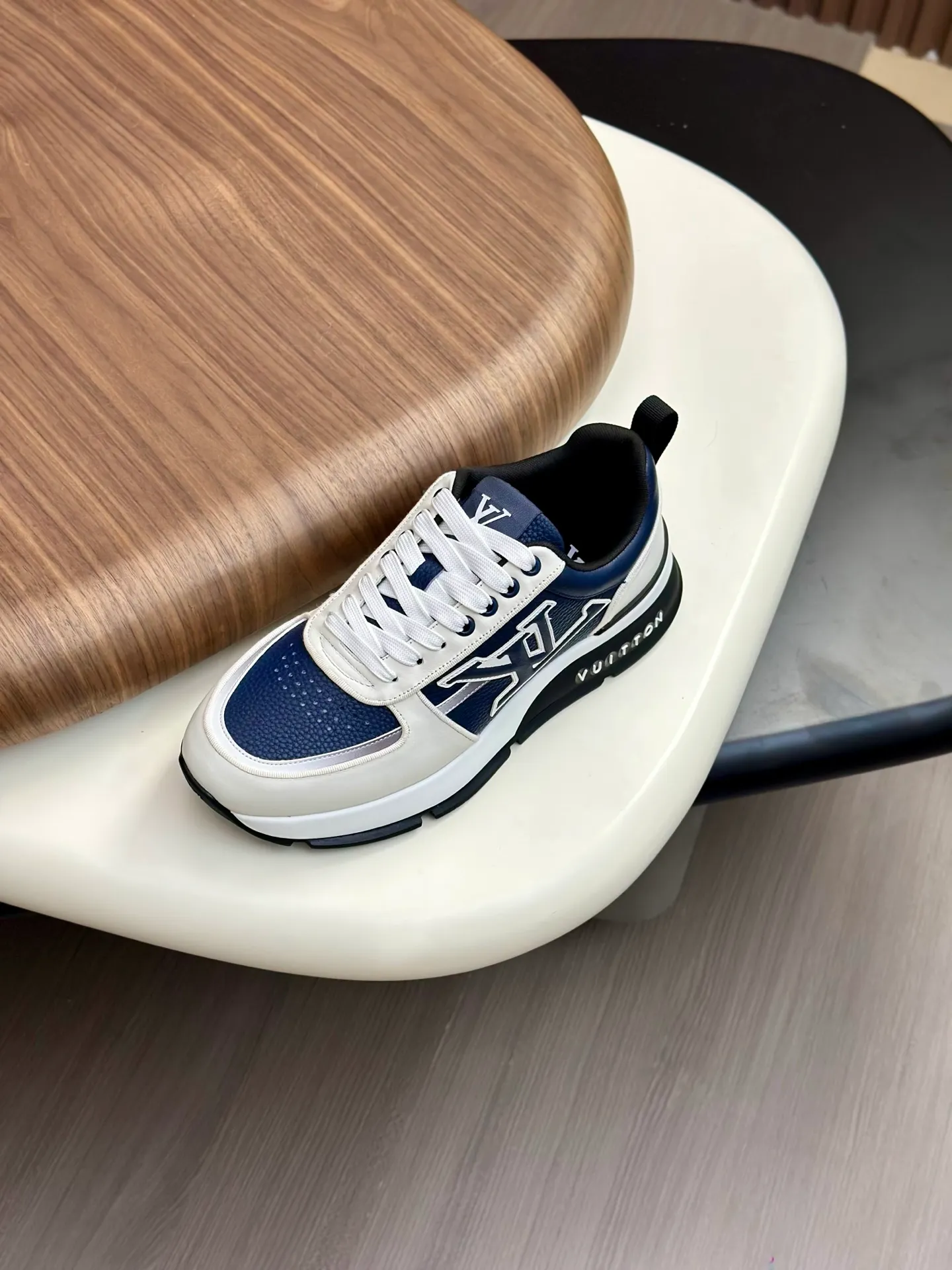 [L Family] Top P: 840💰 Size: 39-44 (38.45 can be customized) Lujia new color matching men's 🧍‍♂️trainer sneakers, this LV Trainer sneaker is made of soft grained calfskin, showing pure colors, the brand was born in 1854, the designer's handwritten brand logo is embellished on one side, virgil Designed by abloh himself, it is a very commemorative sneaker, the new LV Louis Vuitton trainer sneaker low casual sports culture versatile basketball shoes